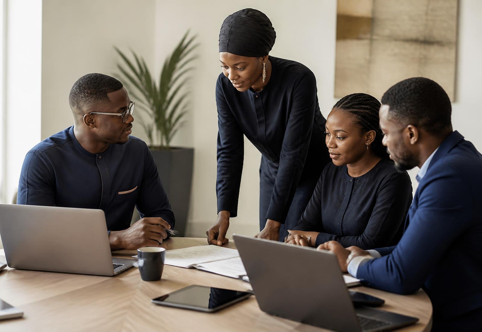 Professionnels sénégalais en réunion de travail dans un bureau moderne